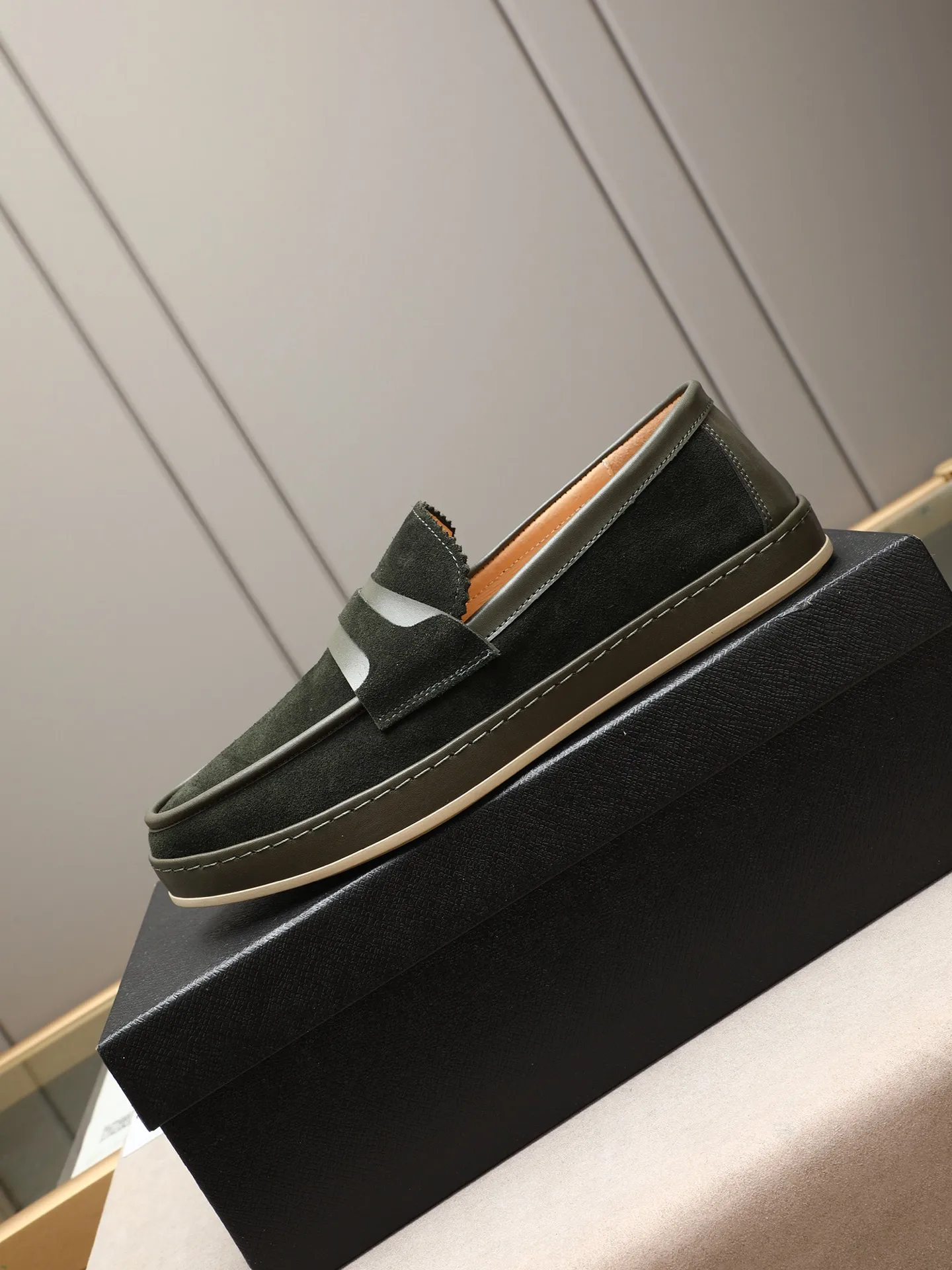 Men's men's shoes 💰P420 🆕🔥New update🔥👟PRADA (Prada) new products are released, imported soft cowhide, fashionable to allow air to penetrate the entire shoe, and the awesome shoes [strong] bring an extremely comfortable and breathable feeling! Beautiful inside and out! Exquisite workmanship, top-grade cowhide material, 😌Number: 38~44 (45 customized) 4 colors of black, blue, gray to choose from.